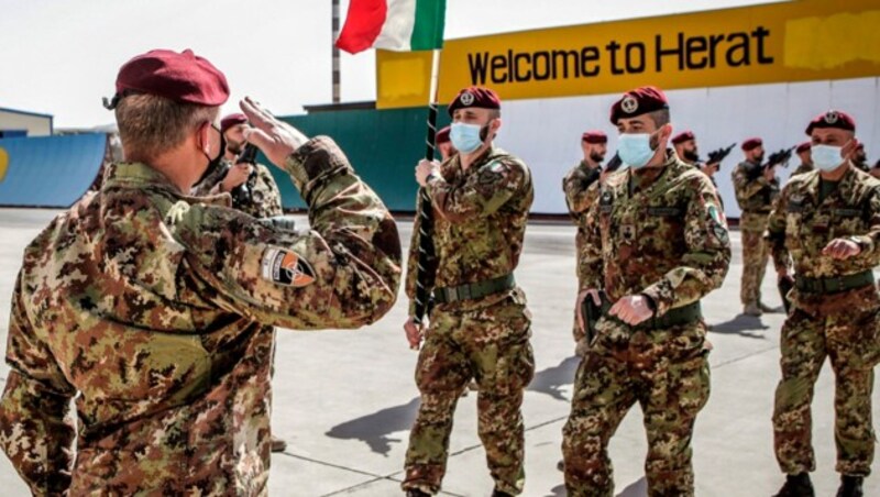 Die letzten italienischen Soldaten verabschieden sich aus Afghanistan. (Bild: AP)