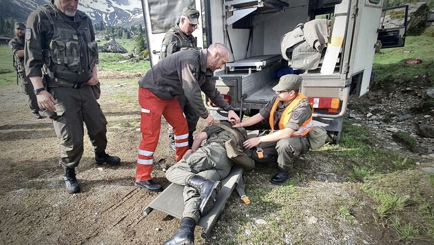 Auch Sicherheit muss gelernt sein: Die Erste Hilfe-Ausbildung gehört wie viele andere Bereiche zu den Aufgaben der Tiroler Soldaten. (Bild: Zgf Gerhard Köhle)