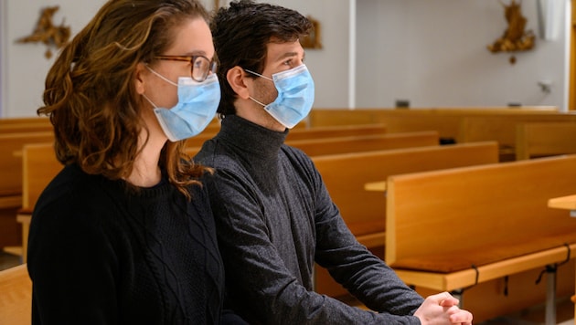 Ab 1. Juli fällt die Verpflichtung zum Tragen einer FFP2-Maske im Gottesdienst - künftig reicht auch ein einfacher Mund-Nasen-Schutz (MNS). (Bild: ©Adam Ján Figeľ - stock.adobe.com)