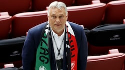 Ungarns Ministerpräsident Viktor Orban trägt lieber die ungarischen Nationalfarben um den Hals als die Regenbogenflagge. (Bild: AP)