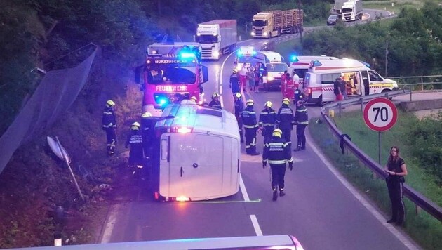 Um 4.30 Uhr verunglückte ein Transporter bei Mariazell. Es gab acht Verletzte! (Bild: FF Mürzzuschalg/BFVMZ )