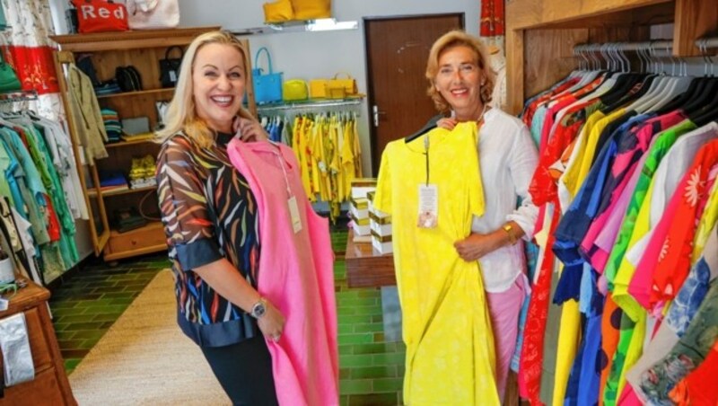 Die Boutique Tuchwerk von Margaretha Hedegger im Salzburger Großgmain (im Bild mit Kundin Lydia) will vorsichtig bleiben. (Bild: Markus Tschepp)