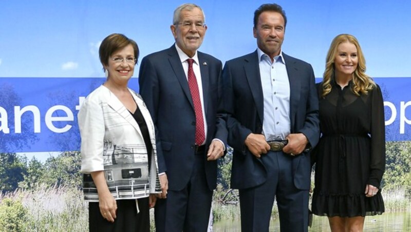 Bundespräsident Alexander Van der Bellen mit Ehefrau Doris Schmidauer, Arnold Schwarzenegger und Freundin Heather Milligan vor Beginn des „Austrian World Summit“ (Bild: APA/HERBERT NEUBAUER)