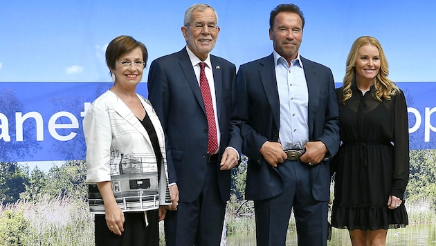 Our Arnie with presidential couple Van der Bellen (Bild: APA/HERBERT NEUBAUER)