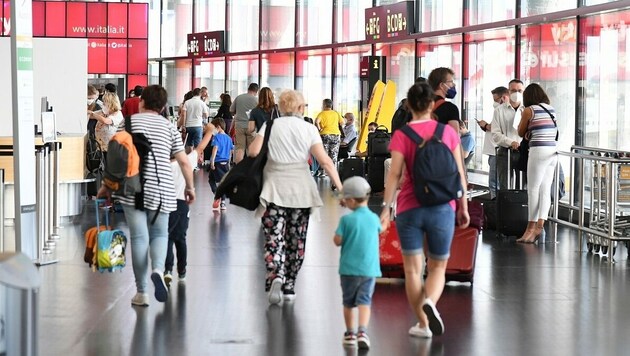 Chaos auf Europas Flughäfen: Langes Warten und Ausfälle trüben die Vorfreude auf den Urlaub. (Bild: P. Huber)
