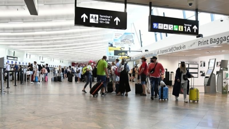 55 Euro Gebühr pro Lauda-Flug und Person für den Check-in auf dem Flughafen sind unzulässig. (Bild: P. Huber)