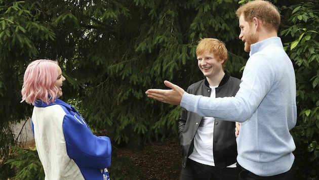 Prinz Harry im Plausch mit Ed Sheeran und Anne-Marie (Bild: AP)