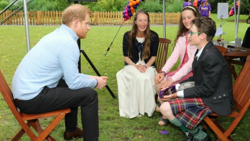 Prinz Harry sprach mit den jungen Preisträgern des „WellChild“-Awards in London. (Bild: AP)