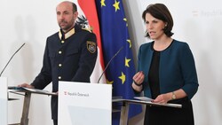 Kanzleramtsministerin Karoline Edtstadler (ÖVP) und Franz Ruf, Generaldirektor für die öffentliche Sicherheit (Bild: APA/HELMUT FOHRINGER)