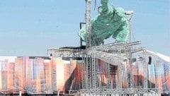 Das Aufstellen der "Lady Liberty" erwies sich als Aufgabe (Bild: Reinhard Judt)