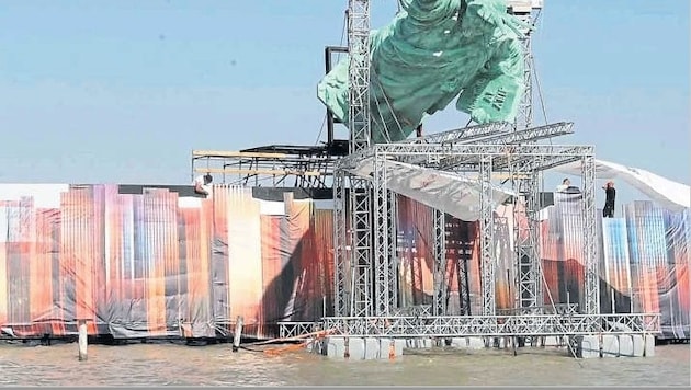 Das Aufstellen der "Lady Liberty" erwies sich als Aufgabe (Bild: Reinhard Judt)