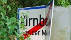 Die Ortstafel wurde verbogen. (Bild: Gemeinde Kirnberg an der Mank)