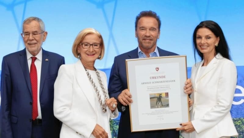 Arnold Schwarzenegger ist jetzt Pate eines Lipizzaner-Fohlens. Der Schauspieler zeigte beim Termin mit Alexander Van der Bellen, Johanna Mikl-Leitner und Sonja Klima stolz seine Urkunde. (Bild: Starpix/ Alexander TUMA)