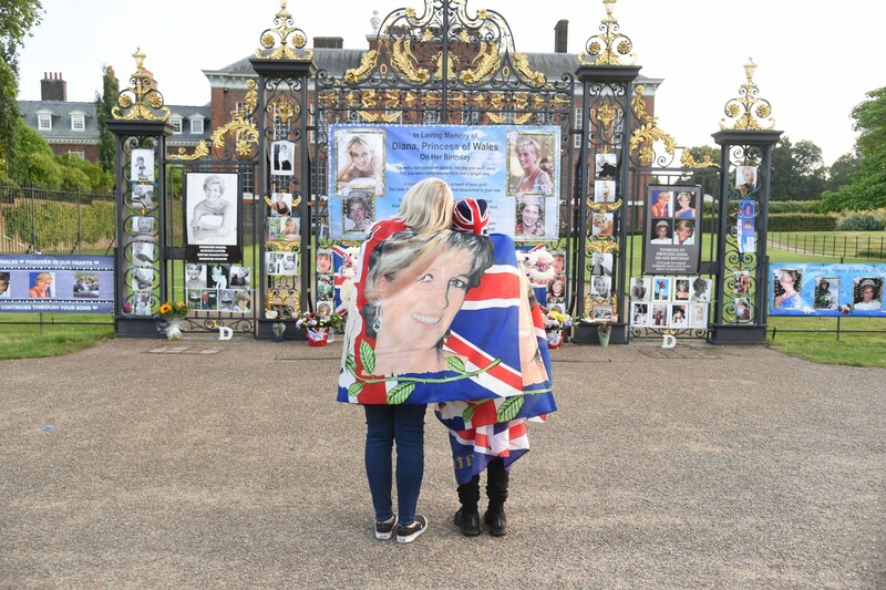 Diana-Anhänger vor dem Kensington Palace (Bild: Evening Standard / Eyevine / picturedesk.com)