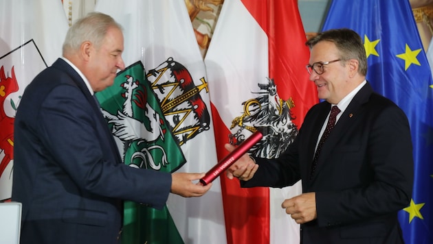 Die offizielle Übergabe der Stafette vom Steirischen LH Hermann Schützenhöfer (l.) an den Tiroler LH Günther Platter. (Bild: Birbaumer Christof)