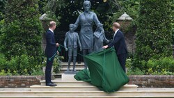 Dianas Söhne William, der Duke of Cambridge (l.) und Harry, Duke of Sussex, enthüllten das Denkmal. (Bild: Dominic Lipinski / PA / picturedesk.com)