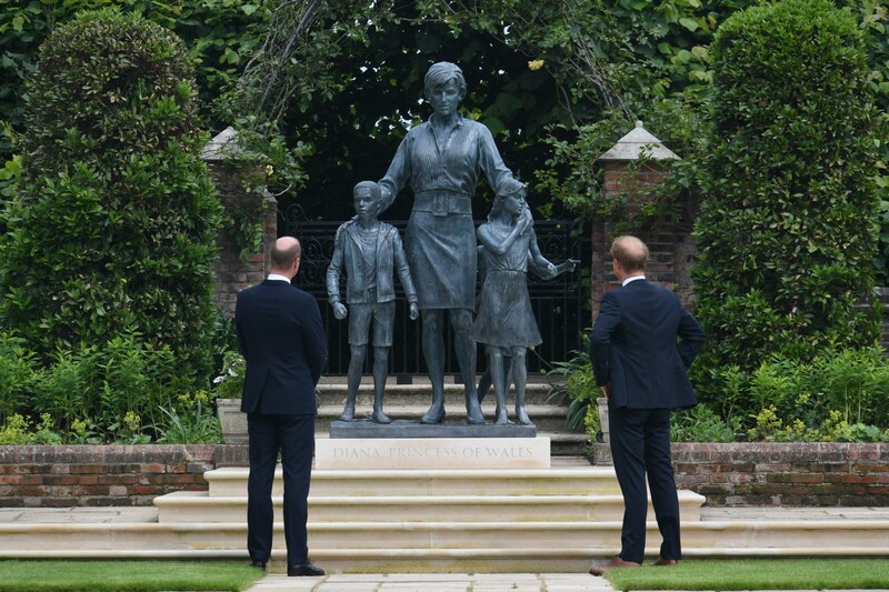 Die Enthüllung der Statue ist der zweite gemeinsame öffentliche Termin der Brüder nach Harrys Abschied aus dem Königshaus. (Bild: DOMINIC LIPINSKI / AFP / picturedesk.com)