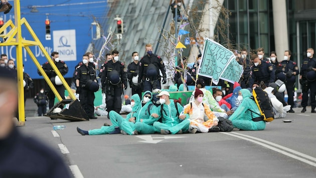 Umweltaktivisten demonstrieren gegen den Lobautunnel. (Bild: Jöchl Martin)