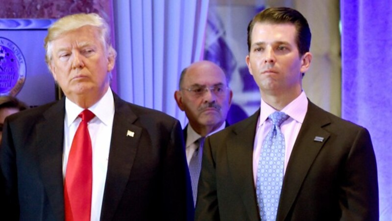 Donald Trump, sein Sohn Donald Jr. und Allen Weisselberg (im Hintergrund) bei einer Pressekonferenz am 11. Jänner 2017 (Bild: APA/AFP/Timothy A. CLARY)