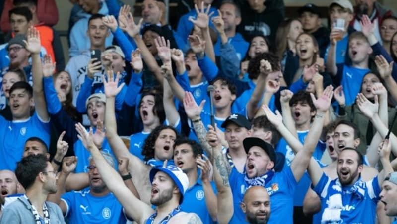 Eine überragende Stimmung verbreiteten die anwesenden Fans beider Teams. (Bild: Maurice Shourot)