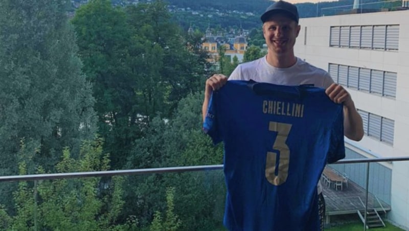 Mit seinem Idol Giorgio Chiellini kam es nach dem Italien-Spiel zum Leiberltausch. (Bild: zVg)