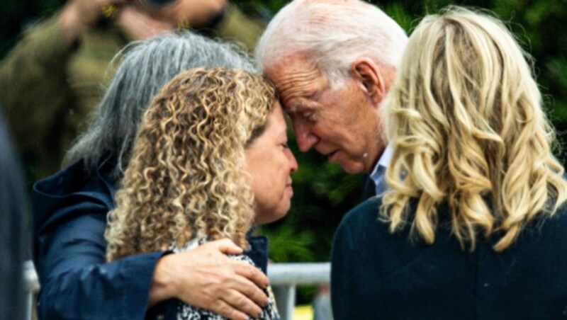 Biden traf mit Angehörigen und lokalen Politikerinnen zusammen. (Bild: AFP)