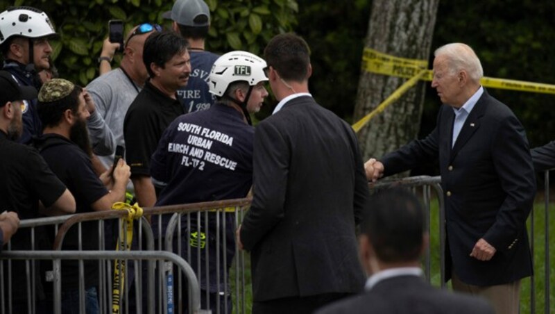 Joe Biden traf nahe der Unglücksstelle Helfer der Berge- und Suchmannschaften. (Bild: AP)