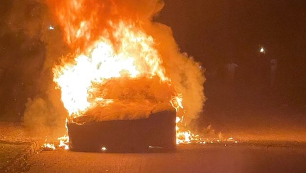 Als der Tesla in Flammen aufging, versagte das elektronische Türschloss. Der Fahrer konnte nur unter Gewaltanwendung aus dem brennenden Elektroauto entkommen. (Bild: twitter.com/meiselasb)