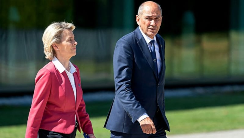 Kommissionspräsidentin Ursula von der Leyen und Sloweniens Ministerpräsident Janez Jansa auf dem Weg zum traditionellen Familienfoto. Dieses wurde von Kommissionsvize Frans Timmermans boykottiert. (Bild: APA/AFP/Jure Makovec)