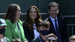 Herzogin Kate saß in Wimbledon neben Tim Henman - und unterhielt sich dabei prächtig. (Bild: AP)