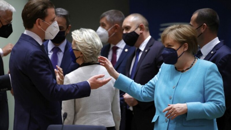 Bundeskanzler Sebastian Kurz (ÖVP) beim EU-Gipfel in Brüssel im Gespräch mit der deutschen Kanzlerin Angela Merkel (Bild: AFP)