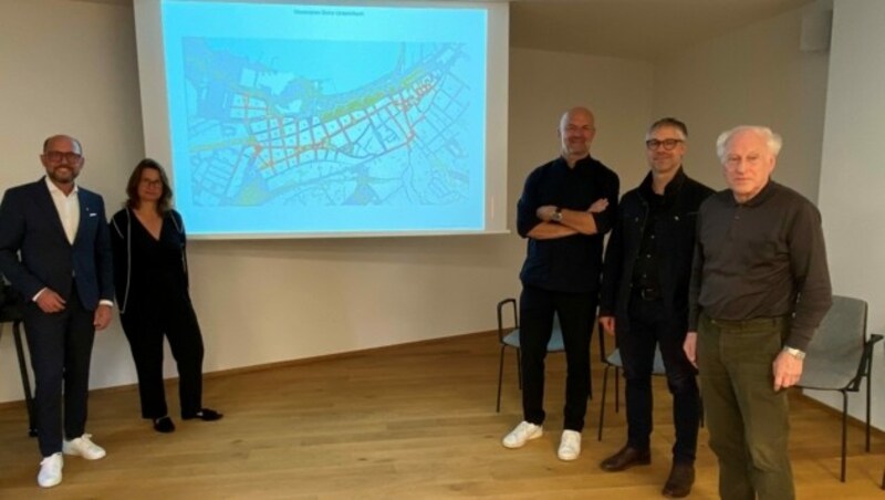 Bürgermeister Michael Ritsch mit Andrea Krupski von Mansberg und einem Teil des Architektenteams (Bild: sos)