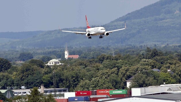 Turkish Airlines (li.) nimmt bereits wieder Kurs auf Salzburg. (Bild: MARKUS TSCHEPP)
