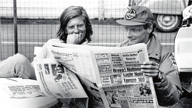 Niki Lauda liest die Expertise von Benoit im „Blick“. (Bild: Foto: Blicksport/Benjamin Soland)