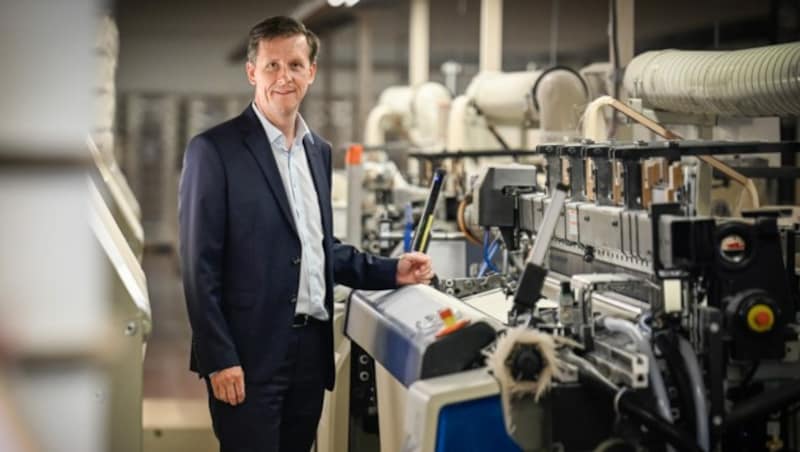 Friedrich Schopf in der Linz-Textil-Produktion, in der in der Landeshauptstadt 60 Mitarbeiter tätig sind. Gesamt zählt das Unternehmen 550 Beschäftigte. (Bild: Alexander Schwarzl)