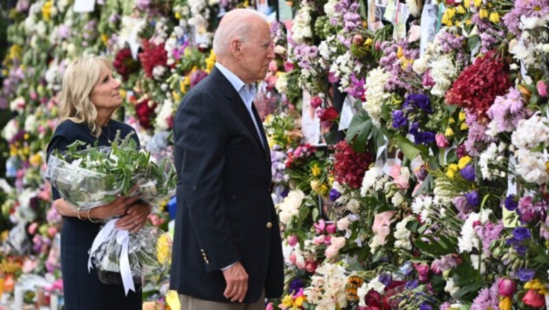 US-Präsident Joe Biden mit Gattin Jill beim Besuch des Unglücksortes (Bild: AFP)