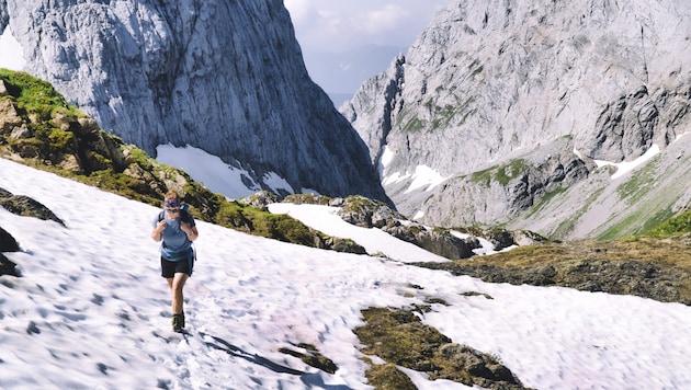 An alpinist slipped on an old snow field like this one on Saturday and landed in a scree field (symbolic photo). (Bild: Hannes Wallner)