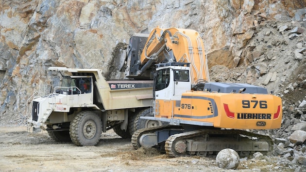 70 bis 100 Tonnen wiegen die gigantischen Muldenkipper und Bagger, die im Steinbruch eingesetzt sind. (Bild: Huber Patrick)