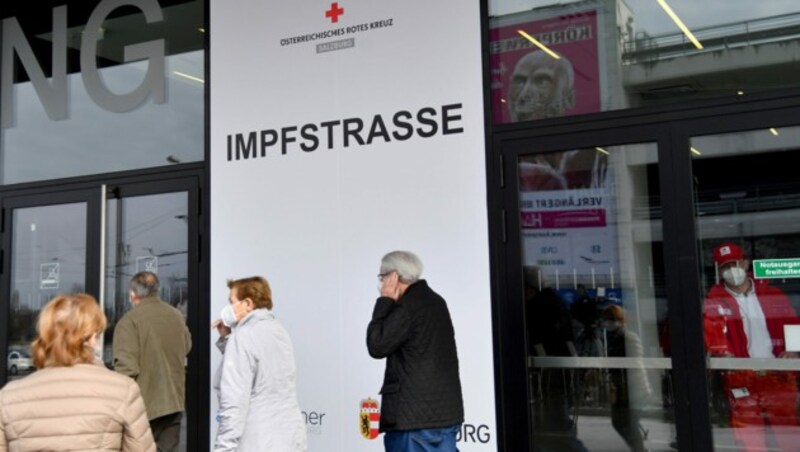 Eine Impfstraße am Salzburger Messegelände (Archivbild) (Bild: APA/Barbara Gindl)