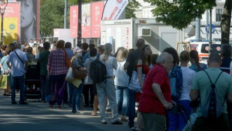 Seit 3. Juli kann man sich am Wiener Rathausplatz ohne Voranmeldung unkompliziert gegen das Coronavirus impfen lassen. (Bild: APA/Herbert Pfarrhofer)