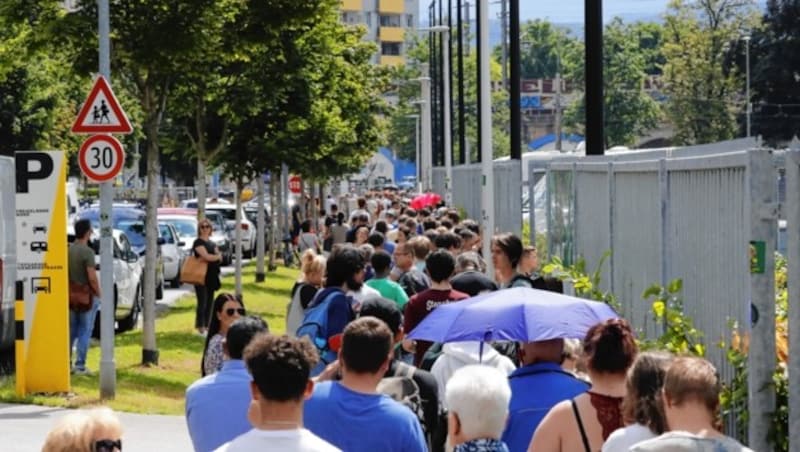 Warteschlange bei der Innsbrucker Messe am Sonntag (Bild: Christof Birbaumer/Kronen Zeitung)