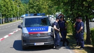 Die Polizei nahm in Spielberg drei Klimaaktivisten fest. (Bild: Pail Sepp)