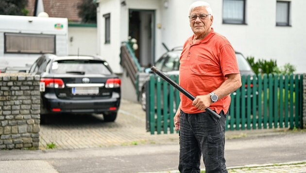 Alfred Michlmayr (78, o.) bewaffnete sich mit einer Eisenstange. (Bild: Alexander Schwarzl)