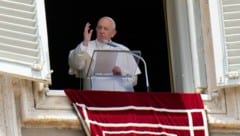 Nur knapp drei Stunden zuvor hatte der Papst das Publikum auf dem Petersplatz nach sonntäglicher Tradition fröhlich begrüßt. (Bild: AP)