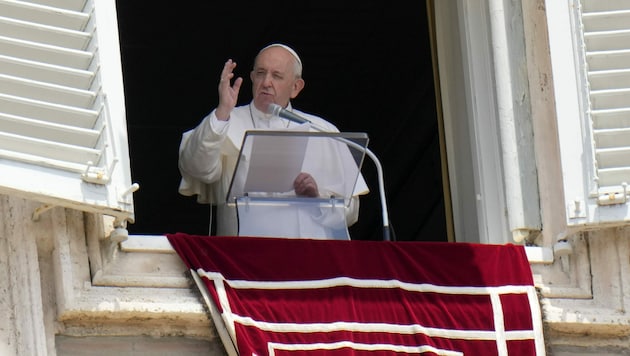 Nur knapp drei Stunden zuvor hatte der Papst das Publikum auf dem Petersplatz nach sonntäglicher Tradition fröhlich begrüßt. (Bild: AP)