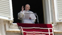 Nur knapp drei Stunden zuvor hatte der Papst das Publikum auf dem Petersplatz nach sonntäglicher Tradition fröhlich begrüßt. (Bild: AP)