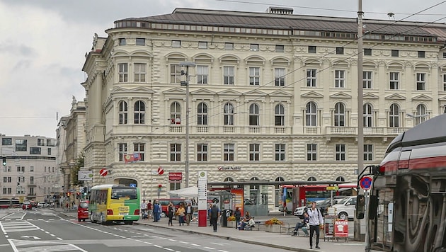 Hier, vor der Bank-Filiale am Mirabellplatz, hätte der Überfall passieren sollen (Bild: Tschepp Markus)