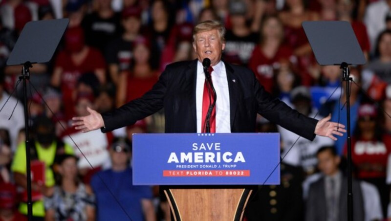 Es war ein Auftritt wie früher im Wahlkampf! Ex-US-Präsident Donald Trump konnte bei seiner jüngsten Veranstaltung in Sarasota (Florida) seine zu Tausenden angereisten Fans begeistern wie eh und je. (Bild: The Associated Press)