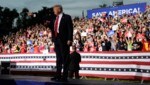 Es war ein Auftritt wie früher im Wahlkampf! Ex-US-Präsident Donald Trump konnte bei seiner jüngsten Veranstaltung in Sarasota (Florida) seine zu Tausenden angereisten Fans begeistern wie eh und je. (Bild: The Associated Press)