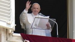 Nur knapp drei Stunden vor seiner Einlieferung ins Spital hatte der Papst das Publikum auf dem Petersplatz nach sonntäglicher Tradition fröhlich begrüßt. (Bild: The Associated Press)
